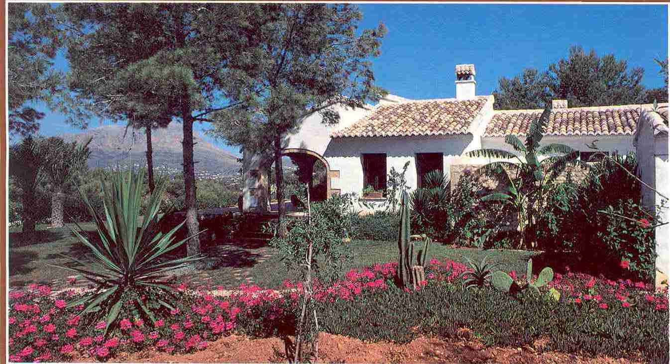 image d'une belle villa dans son jardin
