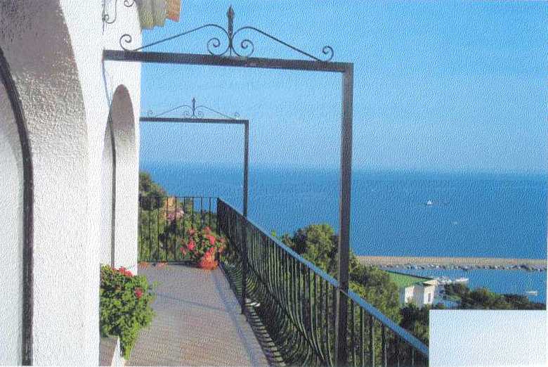 photo d'une vue depuis la terrasse d'une villa